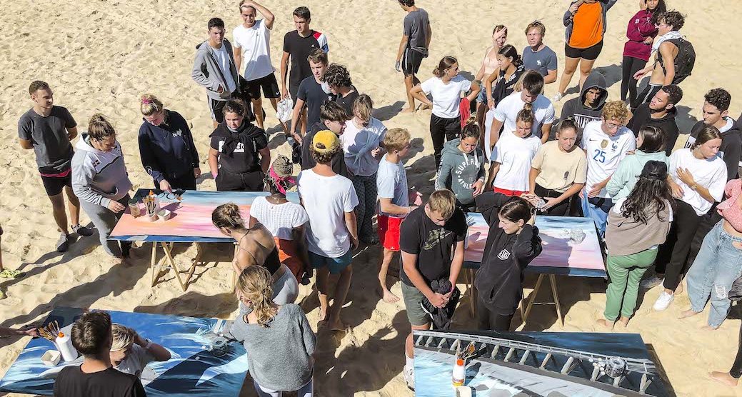 Kedge école de commerce Bayonne journée d'intégration Hossegor landes surf session initiation sauvetage côtier recycl'art recycler art peinture oeuvre d'art